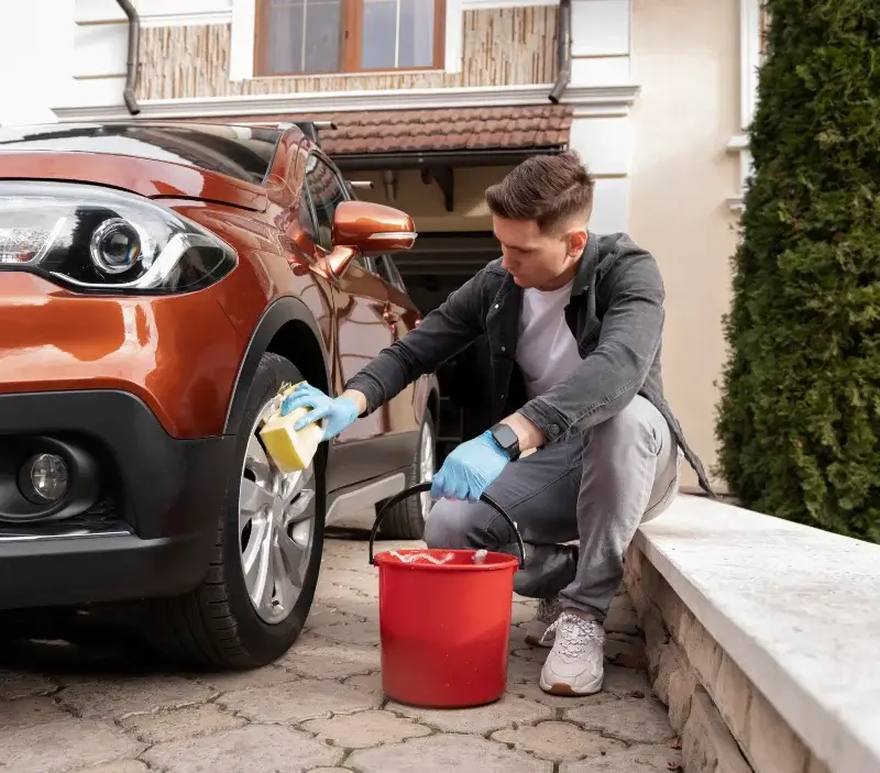 Lavage auto à domicile Tamnay-en-Bazois : professionnel intervenant sur un véhicule